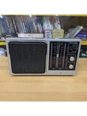 Vintage General Electric 7-2857A Portable Am/fm Radio Silver Black GE